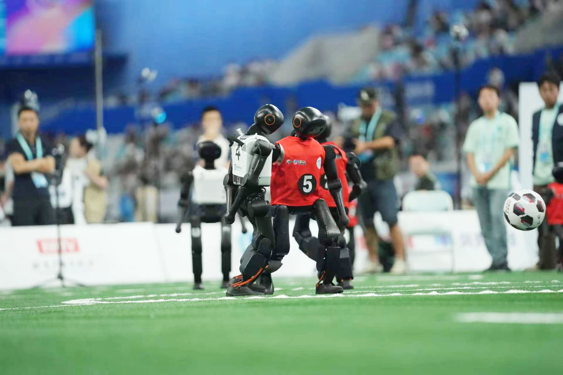 Football match at the second World Humanoid Robot Games. /Qu Bo
