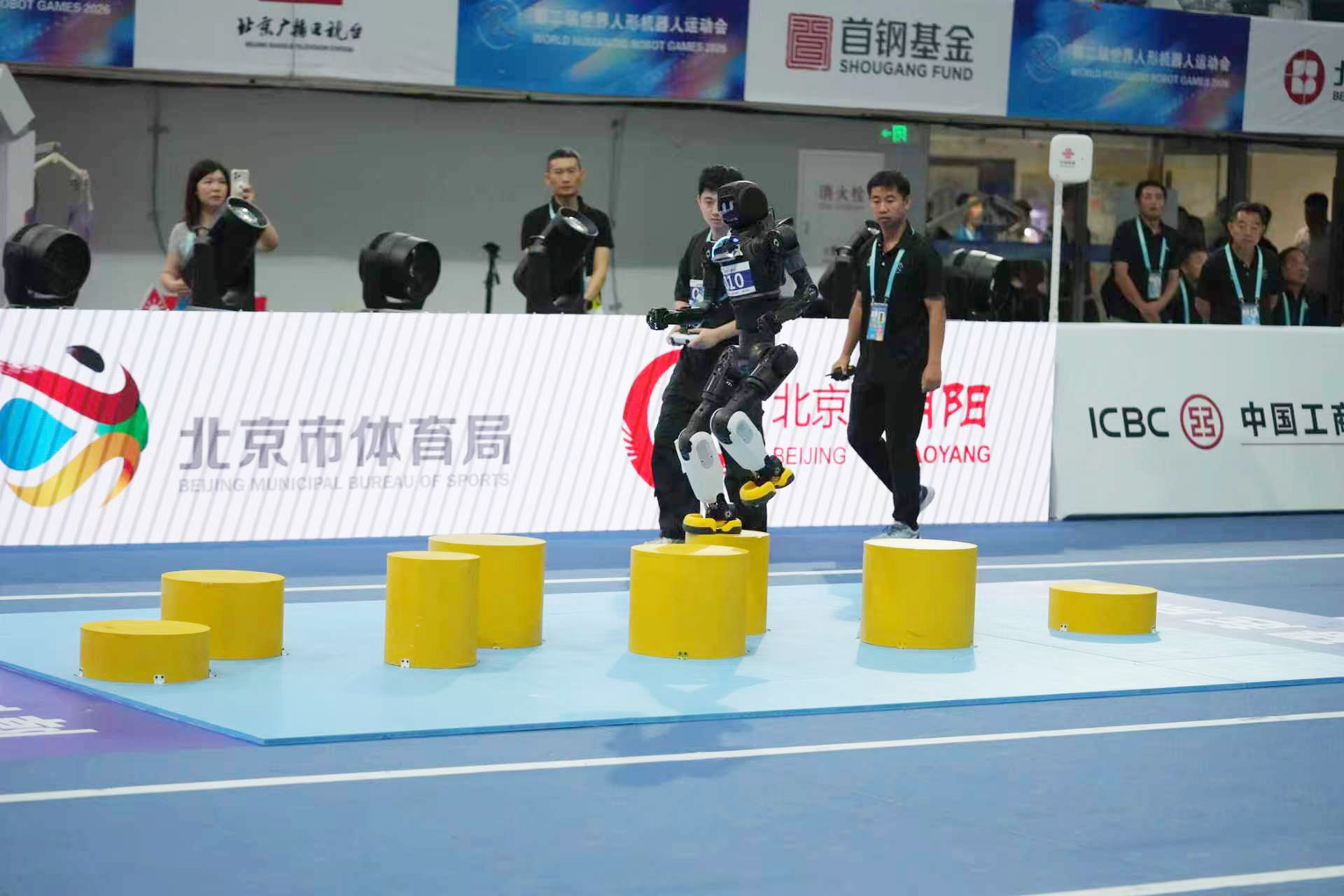 A 400-meter obstacle race at the second World Humanoid Robot Games. /Qu Bo