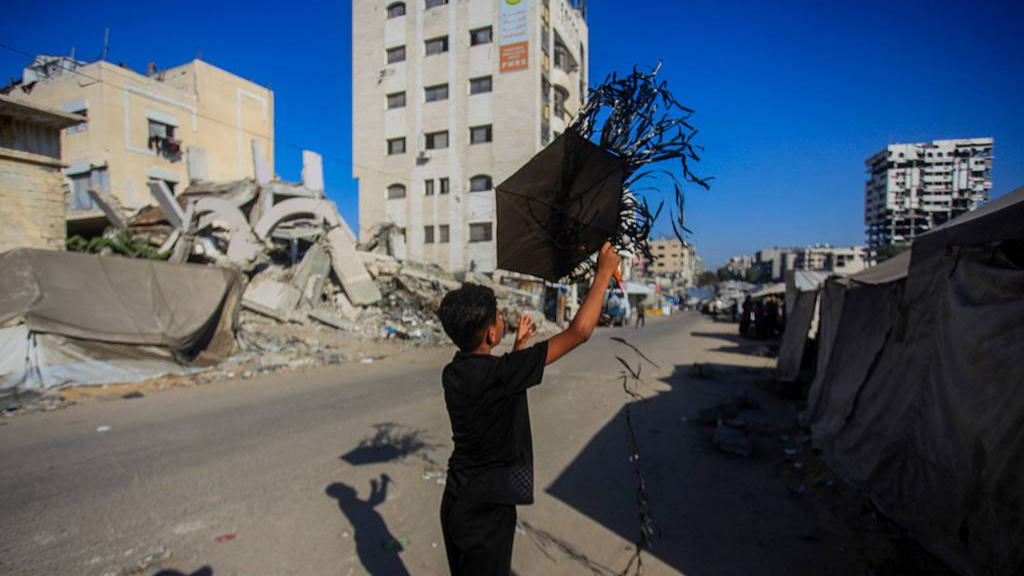 A boy flies a kite amid Israeli threats of military response in Gaza, August 23, 2026. /VCG