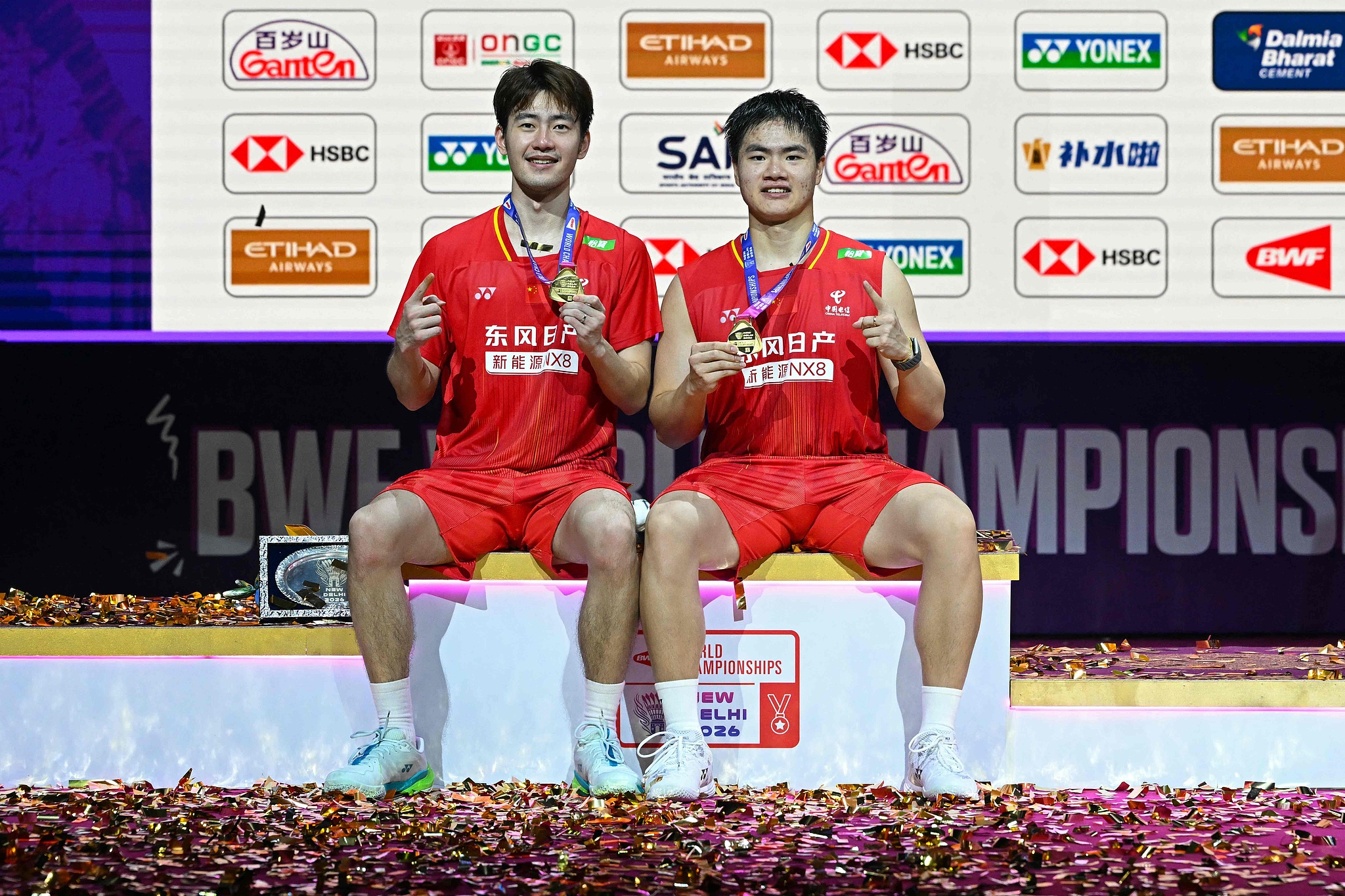 China's Wang Chang (L) and Liang Weikeng show their gold medals after defeating Malaysia's Aaron Chia and Soh Wooi Yik 21-17, 21-16 in the men's doubles final at the BWF World Championships in New Delhi, India, August 23, 2026. /VCG