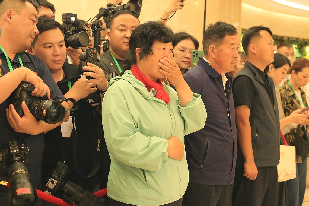 Yin Yuzhen waits for Ronald Sakolsky at Ordos Ejin Horo International Airport in north China's Inner Mongolia Autonomous Region, August 23, 2026. /VCG