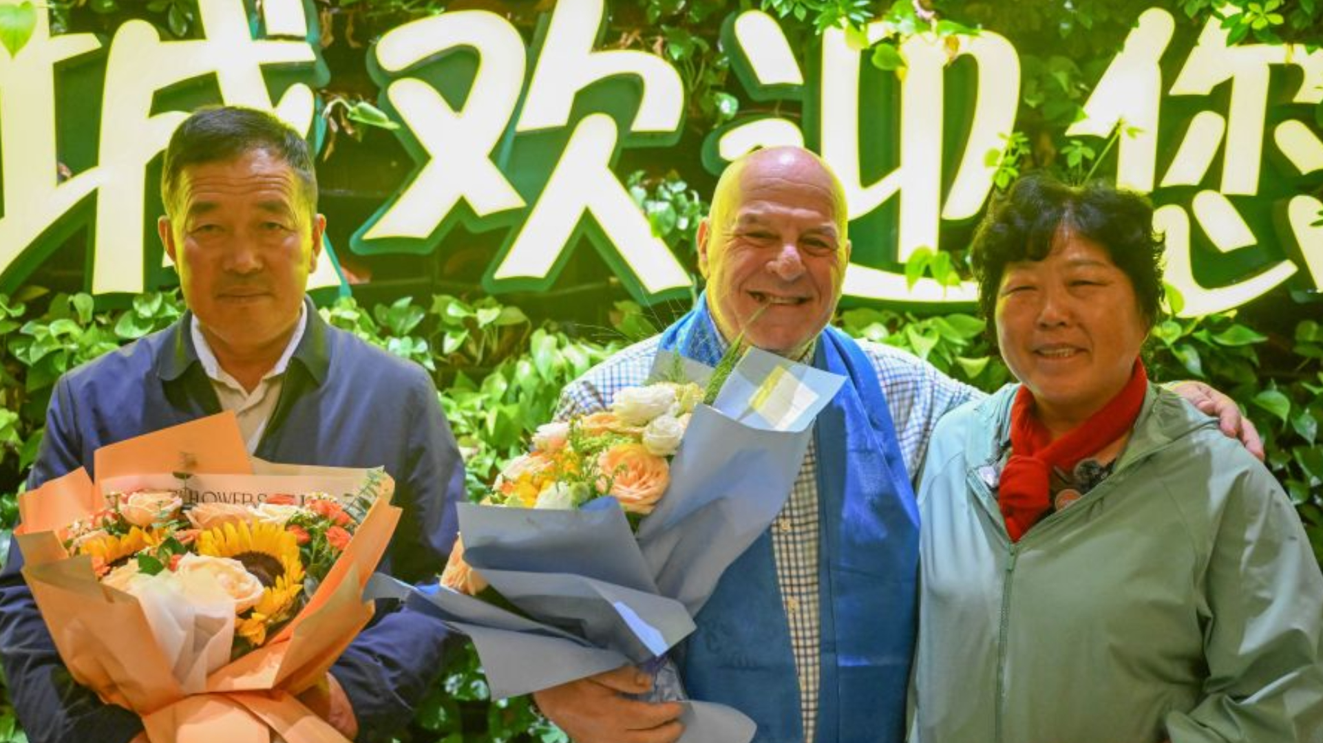 Ronald Sakolsky (C) Yin Yuzhen (R) and her husband Bai Wanxiang (L) pose for a photo after their reunion at Ordos Ejin Horo International Airport in north China's Inner Mongolia Autonomous Region, August 23, 2026. /Xinhua