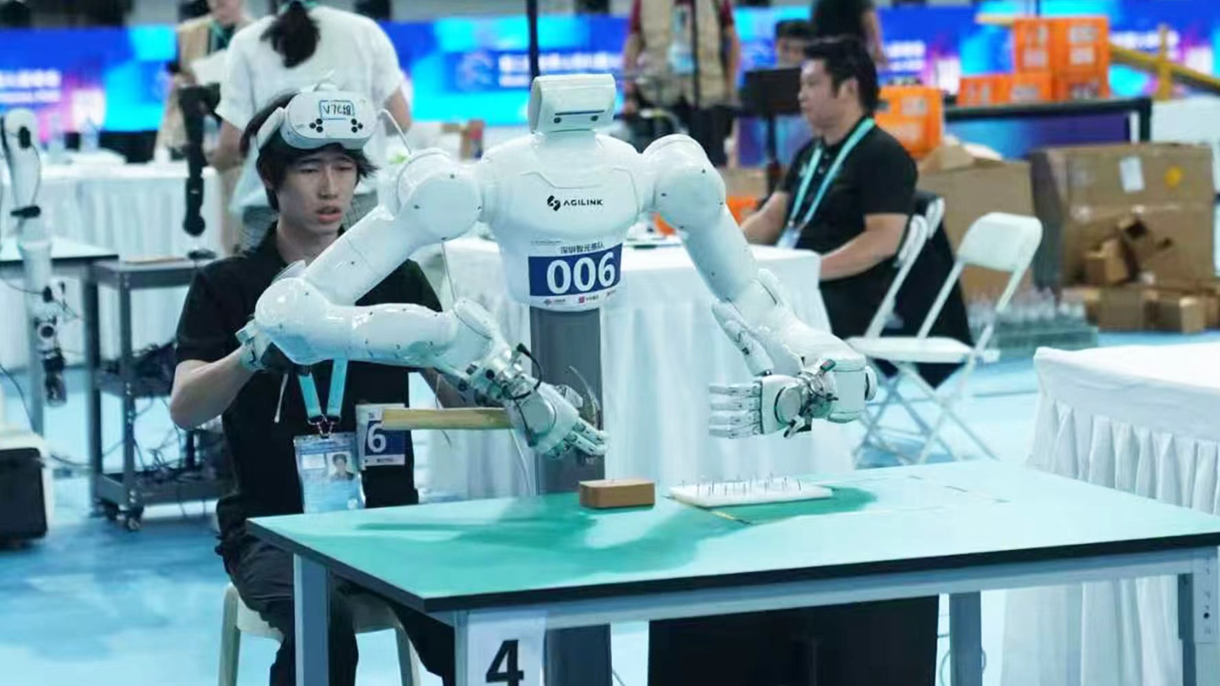 Scenario-based competitions at the second World Humanoid Robot Games. / Photo by Qu Bo