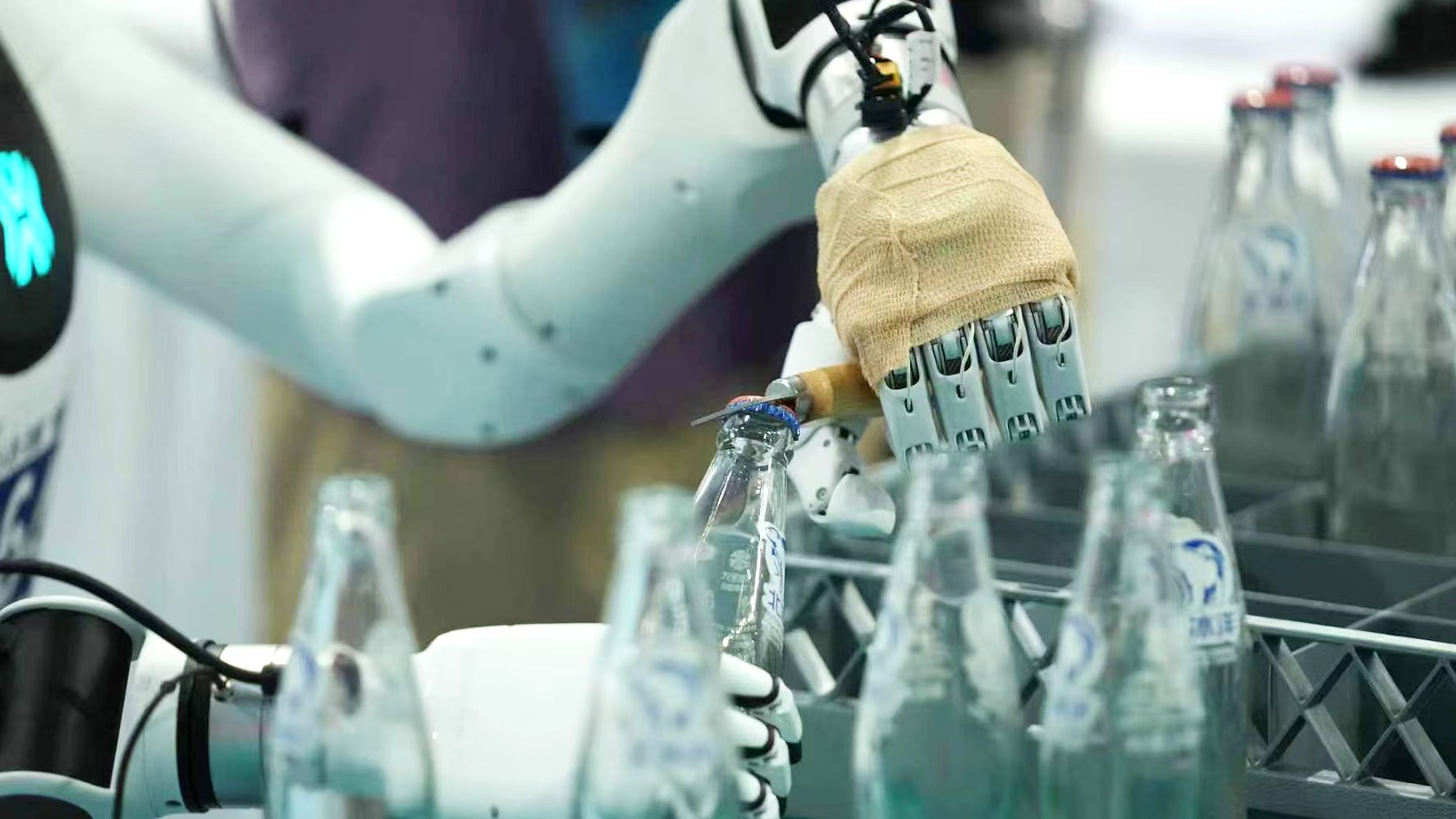 Scenario-based competitions at the second World Humanoid Robot Games. / Photo by Qu Bo