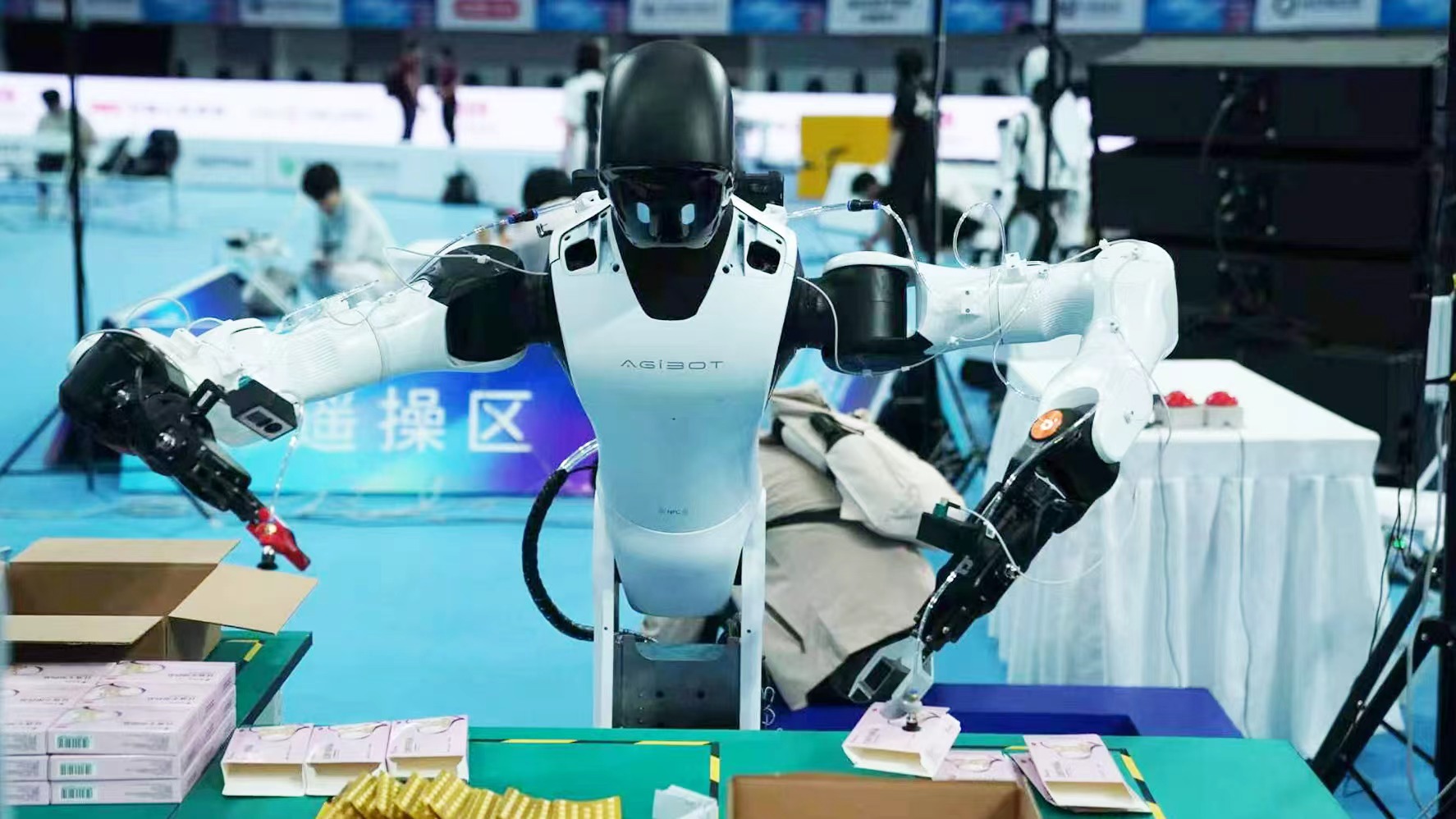 Scenario-based competitions at the second World Humanoid Robot Games. / Photo by Qu Bo