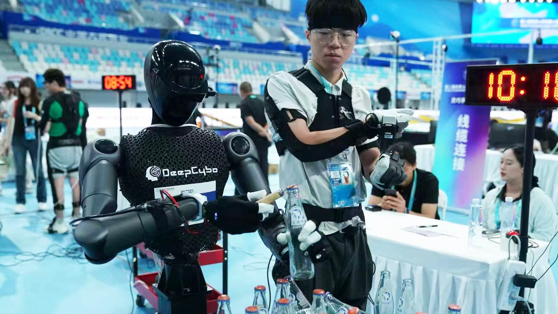 Scenario-based competitions at the second World Humanoid Robot Games. / Photo by Qu Bo