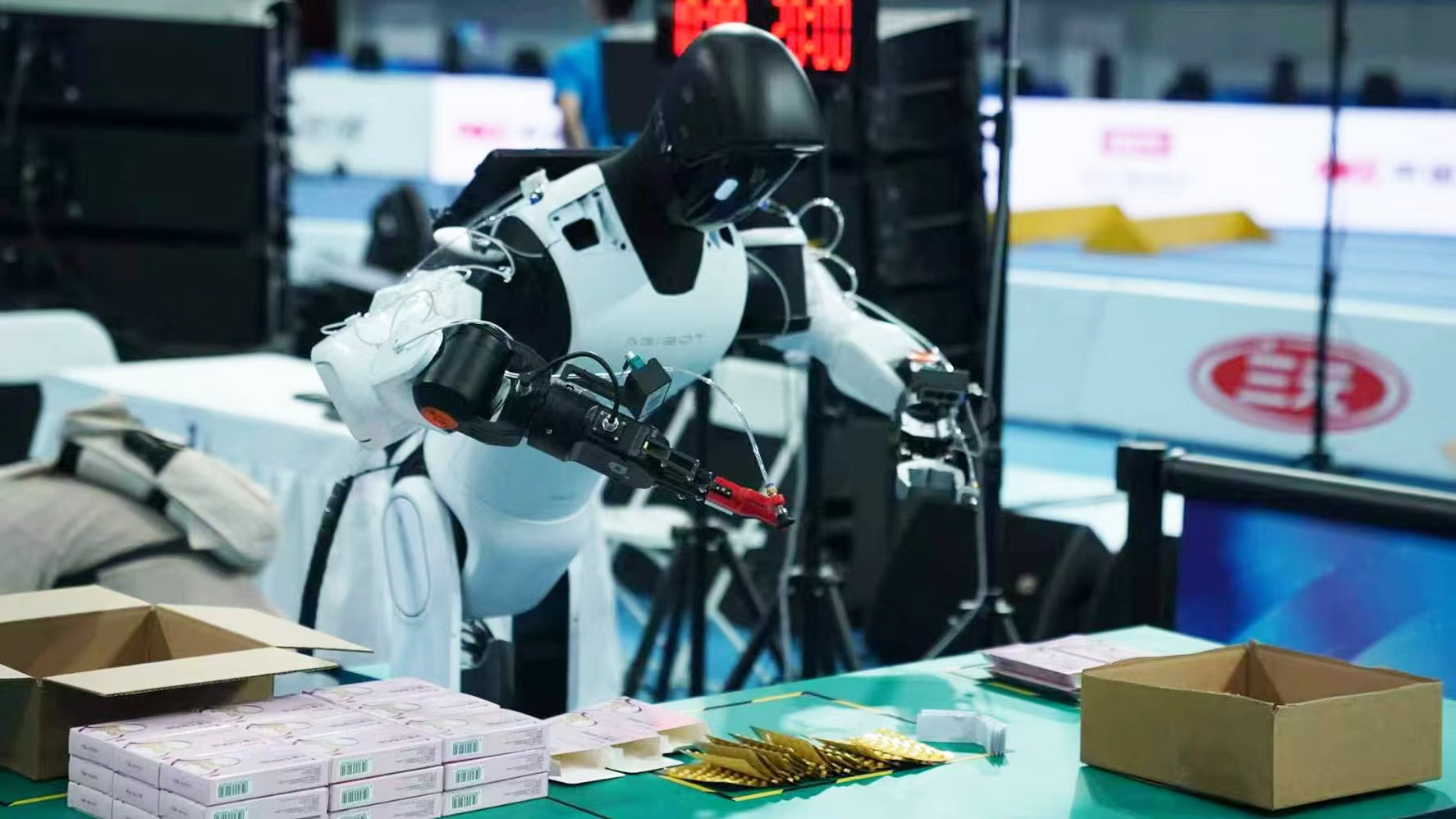 Scenario-based competitions at the second World Humanoid Robot Games. / Photo by Qu Bo