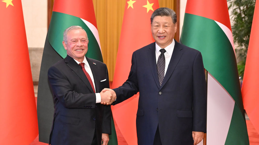 Chinese President Xi Jinping (R) shakes hands with King of the Hashemite Kingdom of Jordan Abdullah II ibn Al Hussein, who is on a state visit to China, at the Great Hall of the People in Beijing, China, August 24, 2026. /Xinhua
