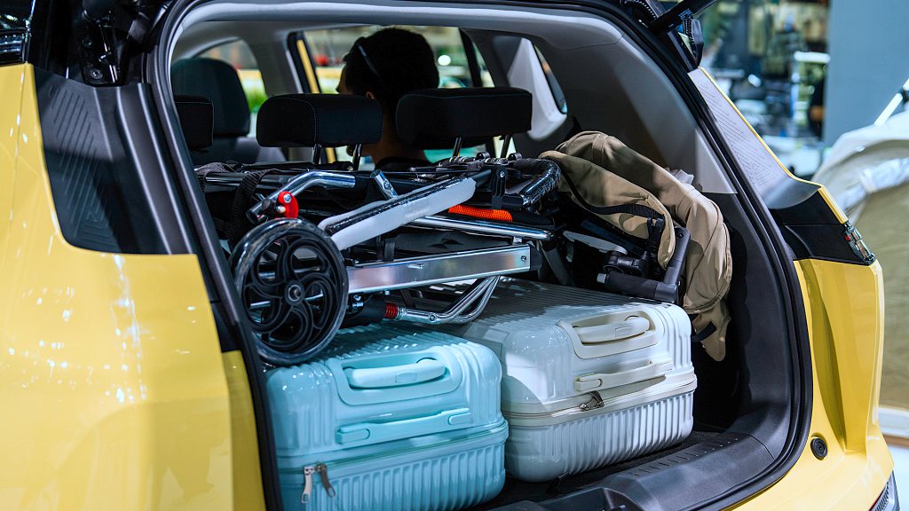 A car trunk packed with luggage. /VCG
