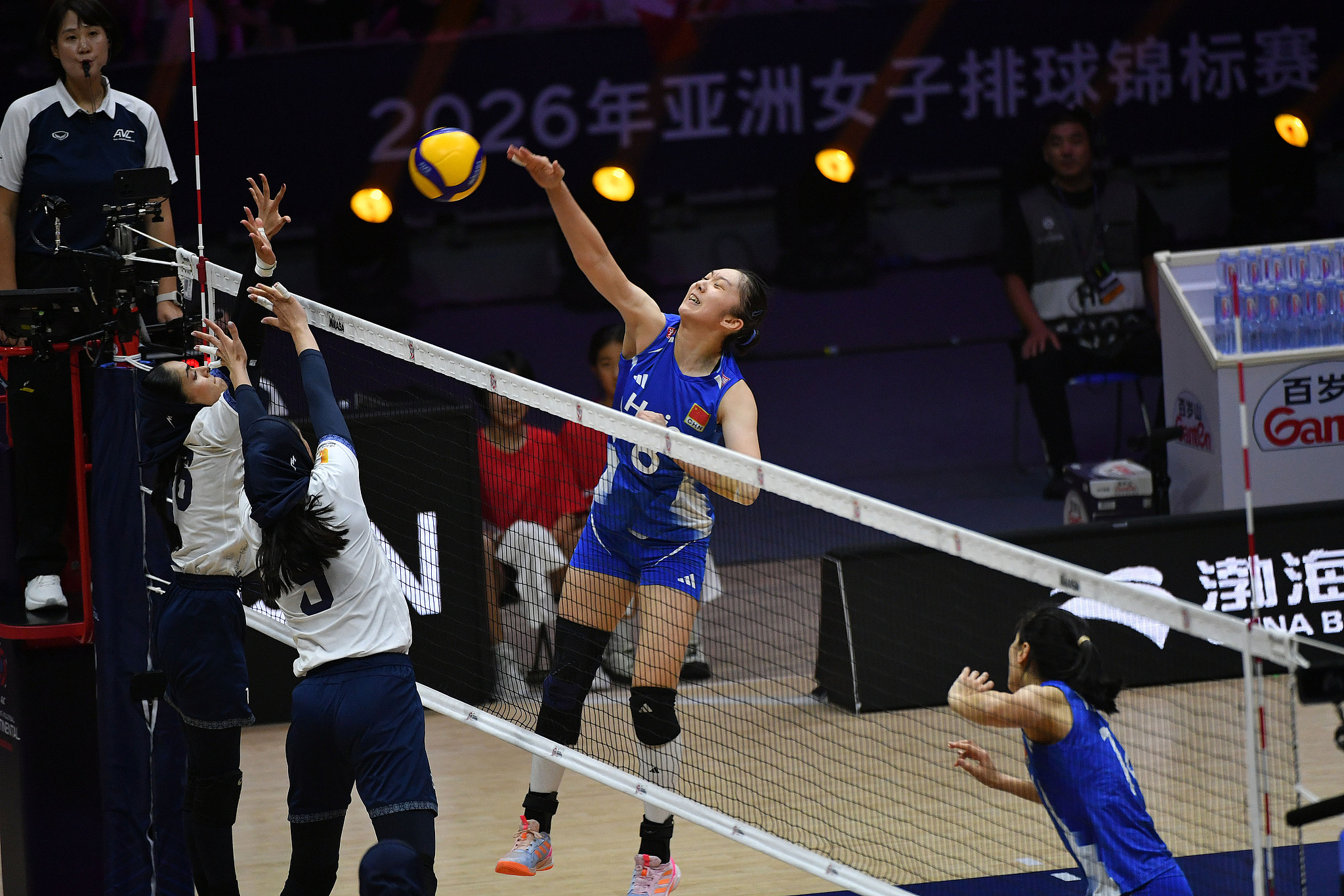 China's Gong Xiangyu (C) spikes against Iran in a Pool A match at the Asian Women's Volleyball Championship in north China's Tianjin Municipality, August 24, 2026. /VCG