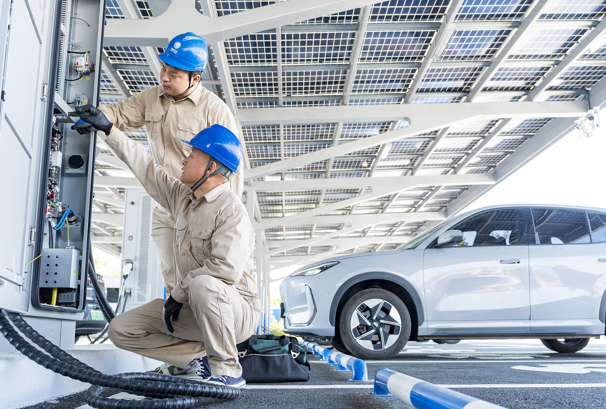 Staff from State Grid Nantong Power Supply Company carry out safety inspections on supporting power facilities in Nantong, Jiangsu Province, China, June 10, 2026. /VCG