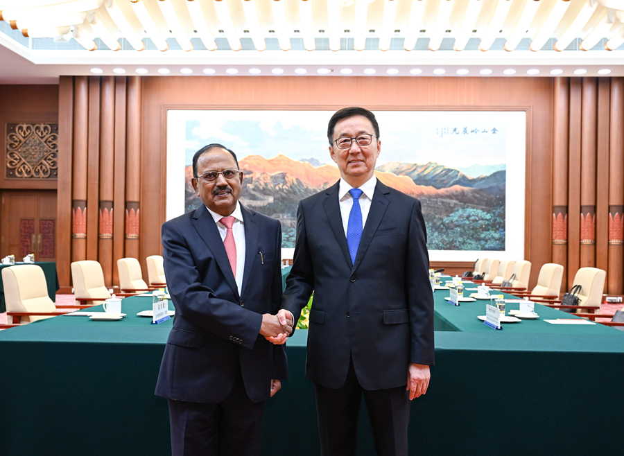 Chinese Vice President Han Zheng (R) meets with Ajit Doval, India's national security advisor and special representative on the China-India boundary question, in Beijing, China, August 25, 2026. /Xinhua