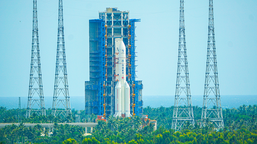 The combination of the Chang'e-7 lunar probe and the Long March-5 Y14 carrier rocket is transferred back to the assembly and test building, Wenchang, south China's Hainan Province, August 24, 2026. /VCG