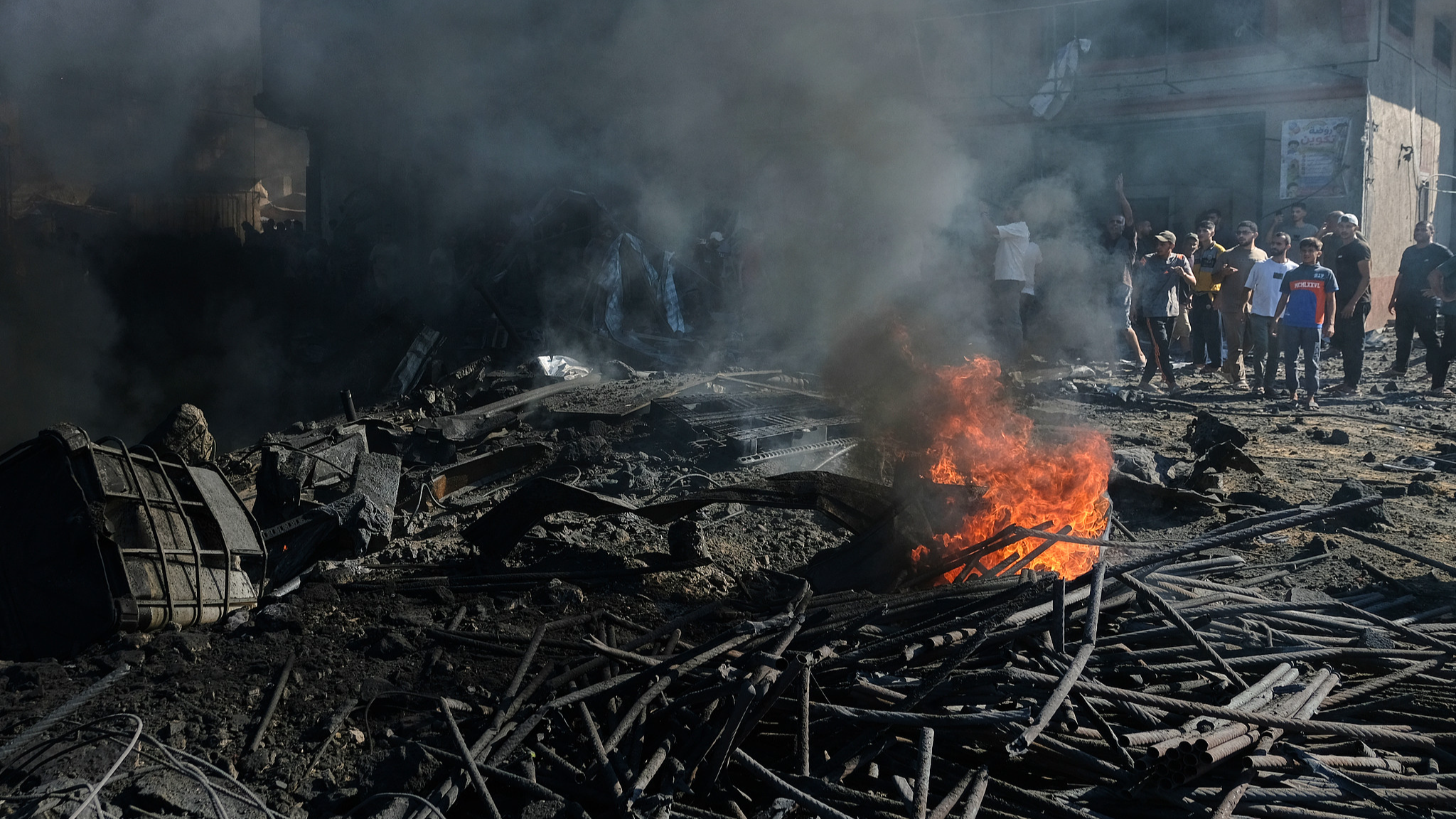 Palestinians inspect the rubble of a building destroyed in an Israeli air strike in Gaza City, August 24, 2026. /VCG