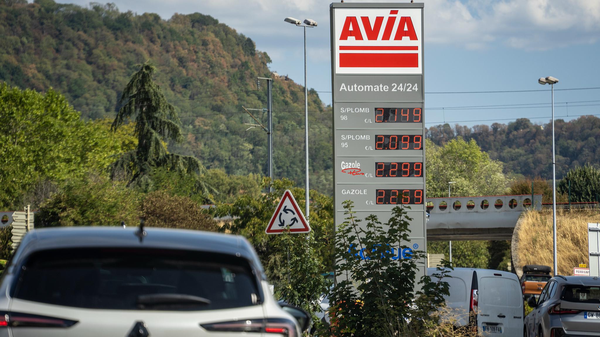 The electronic billboard of a gas station in Lons-le-Saunier, France, displays all fuel prices above 2 euros, which has climbed sharply amid the closure of the Strait of Hormuz, August 24, 2026. /VCG