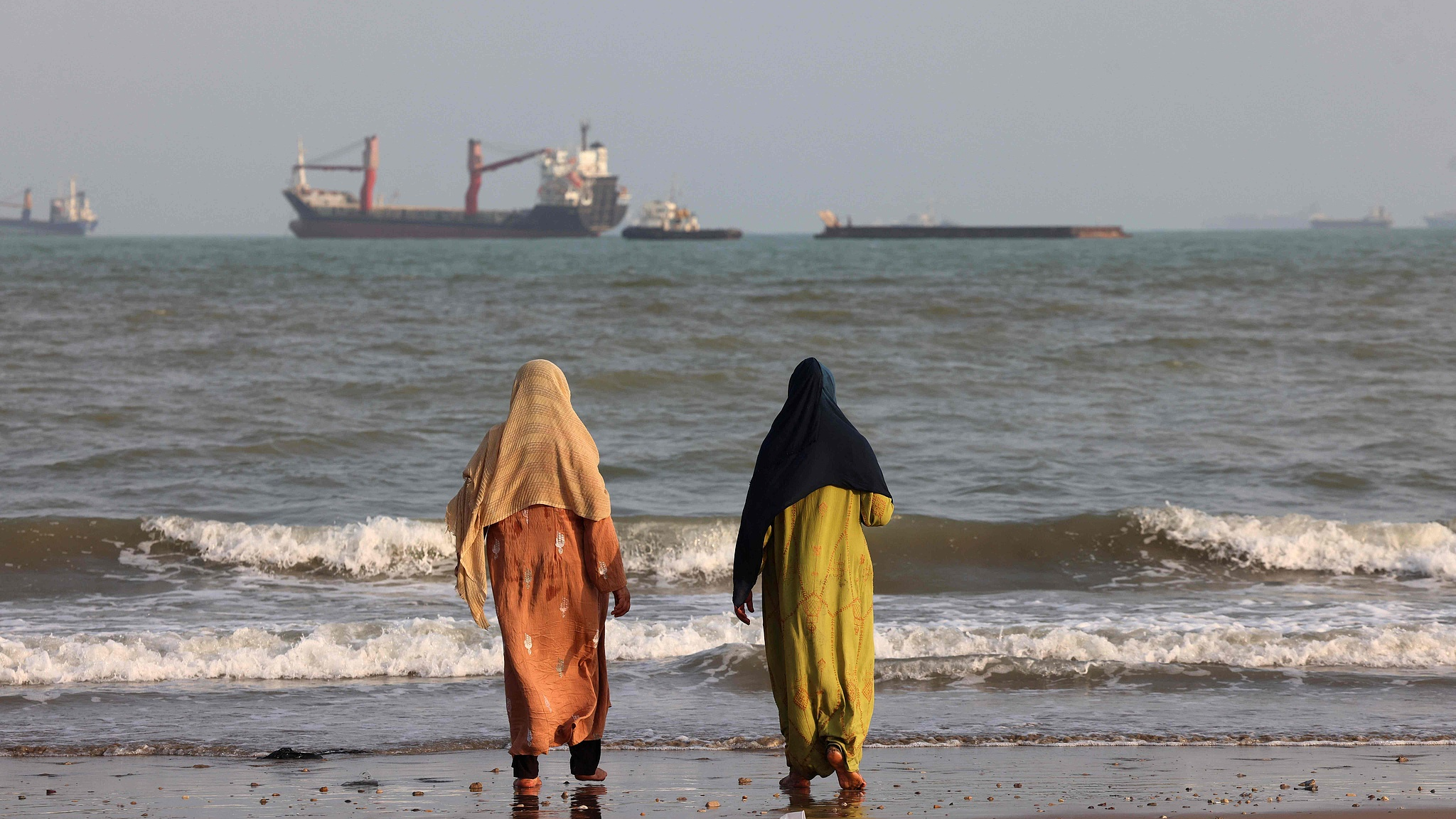 Vessels are seen in the Strait of Hormuz off Bandar Abbas, southern Iran, August 10, 2026. /VCG