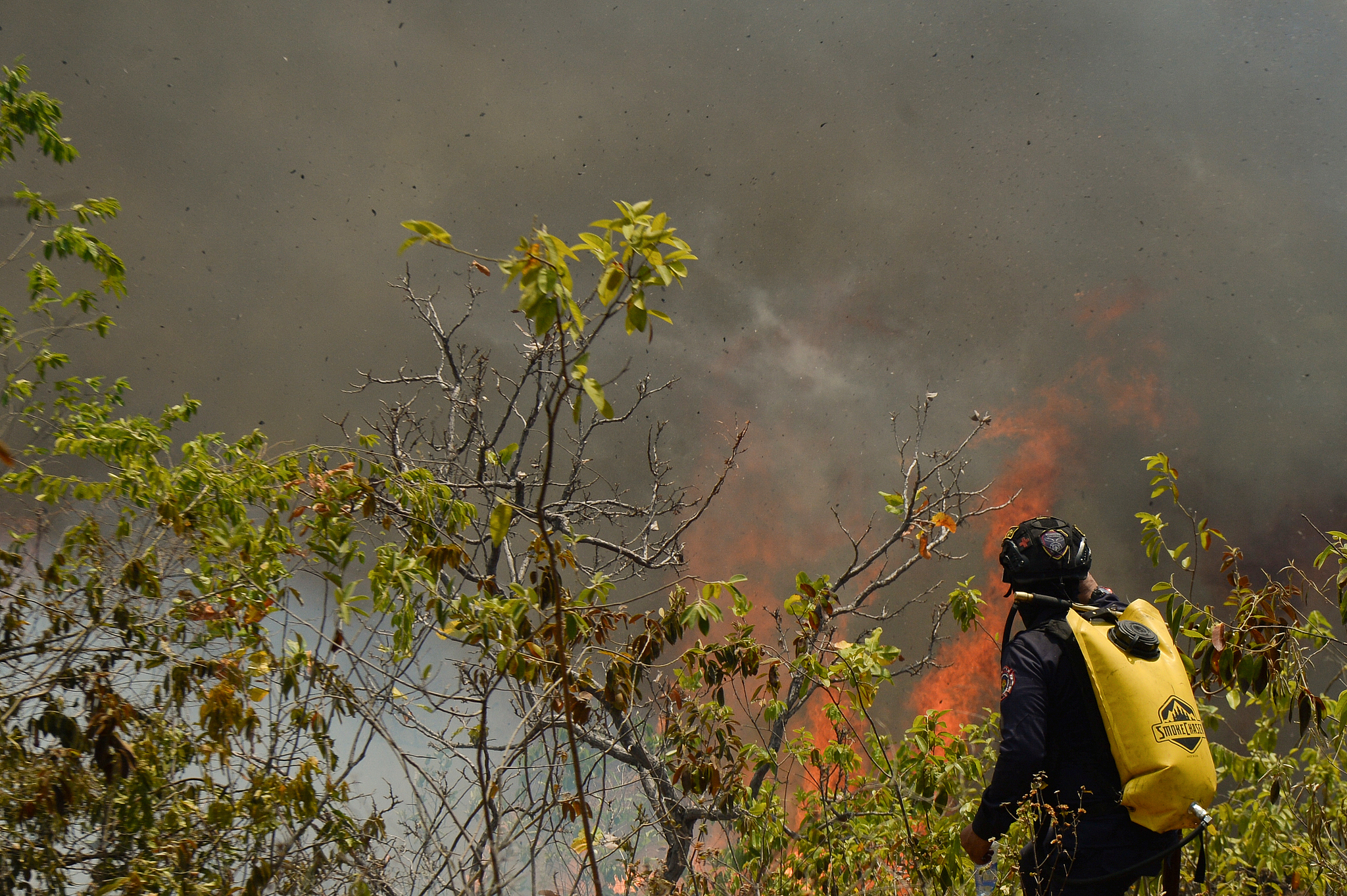 A firefighter works to contain one of the forest fires in Chaguala, Tolima province, Colombia, August 23, 2026. /VCG