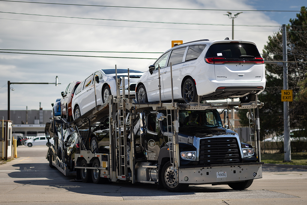 A transport truck carrying Chrysler Pacificas leaves the Windsor Assembly Plant, in Windsor, Ontario, Canada, August 24, 2026. /VCG