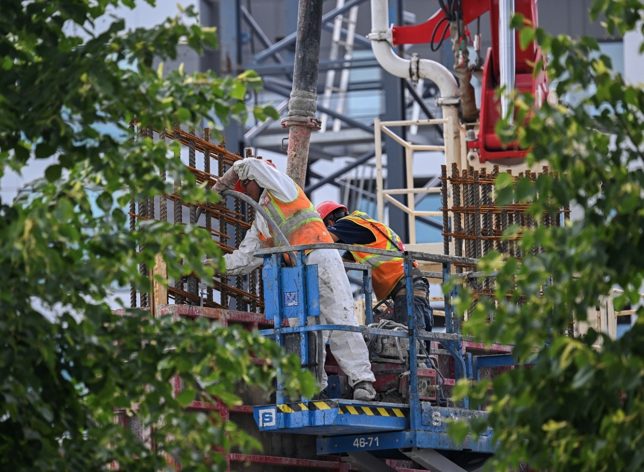 Construction workers are shown at a residential building site in Montreal, Quebec, Canada, August 25, 2026. /VCG