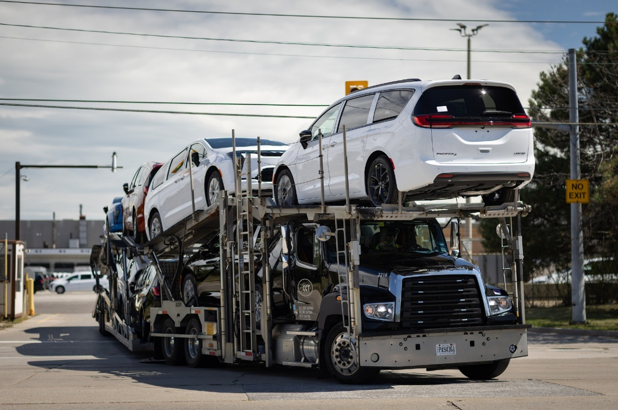 Chrysler Pacifica minivans are transported from the automaker's Windsor assembly plant in Windsor, Ontario, Canada, August 24, 2026. /VCG