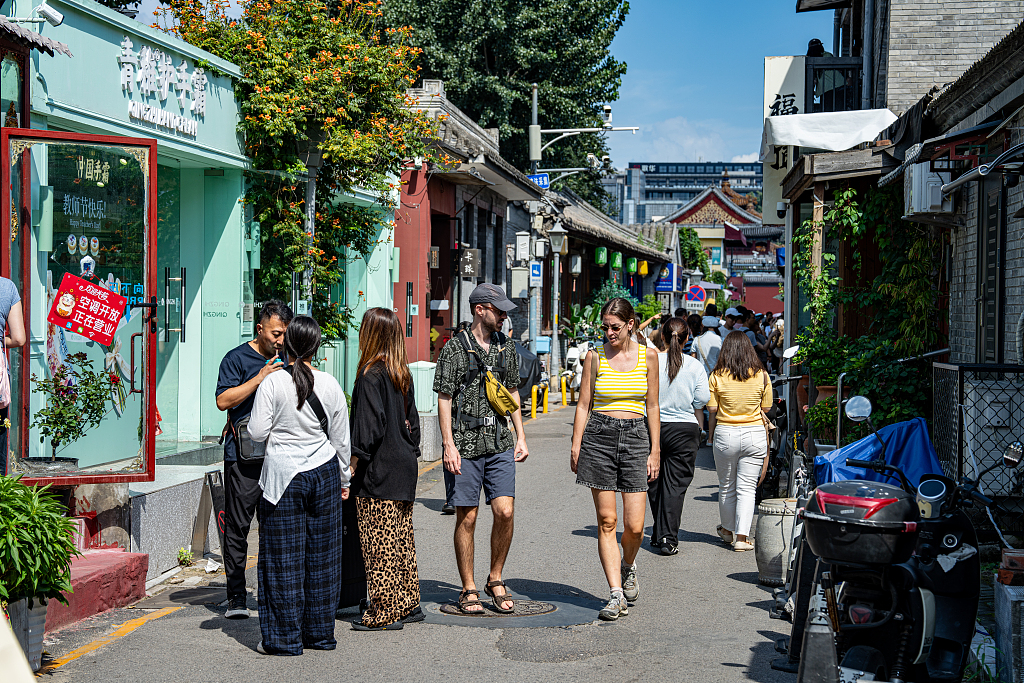 Foreign tourists visit Wudaoying Hutong in Dongcheng District, Beijing, capital of China, August 14, 2026./ VCG