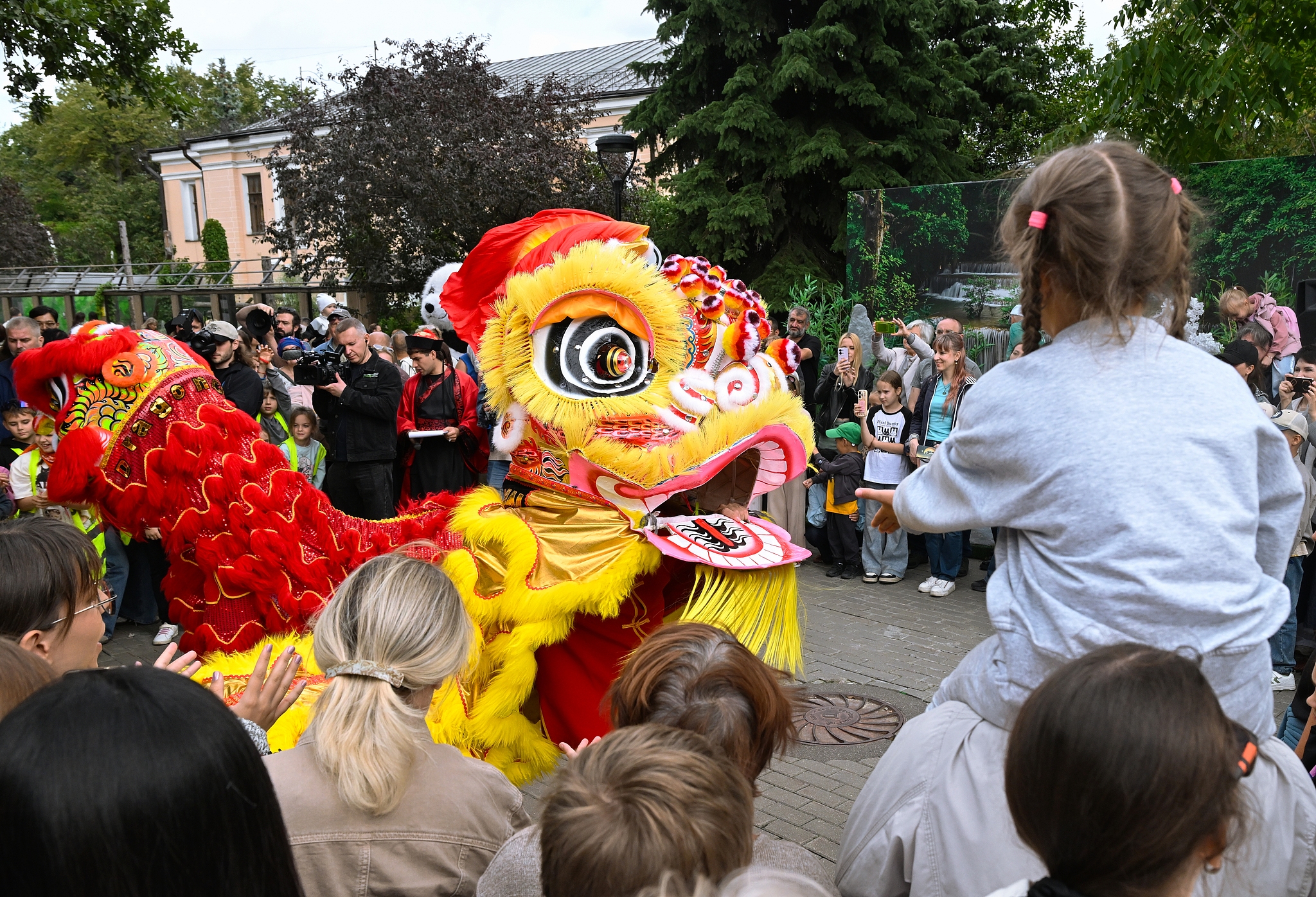 Artists perform during the giant panda Katyusha's birthday celebrations at Moscow Zoo in Russia, August 24, 2026. /VCG