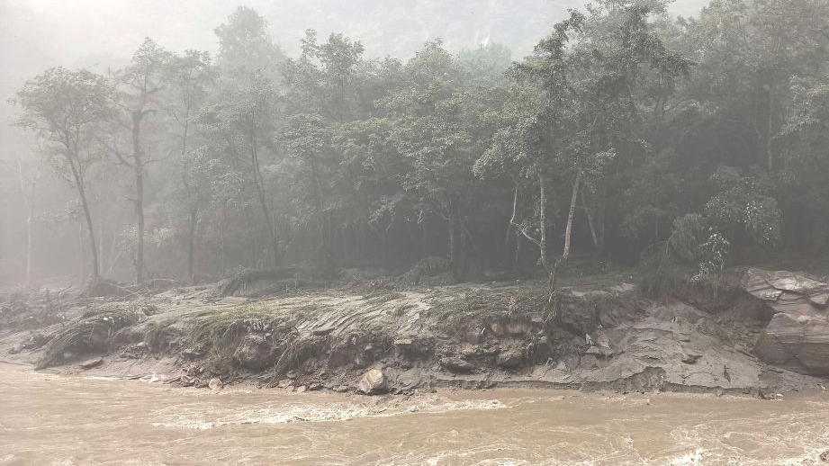 Live: Rescue operations underway after mudslide hits Xizang border port