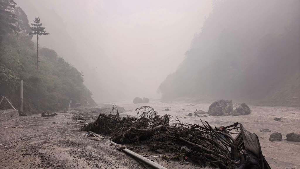 Live: Rescue efforts underway after mudslide hits Xizang's Gyirong County