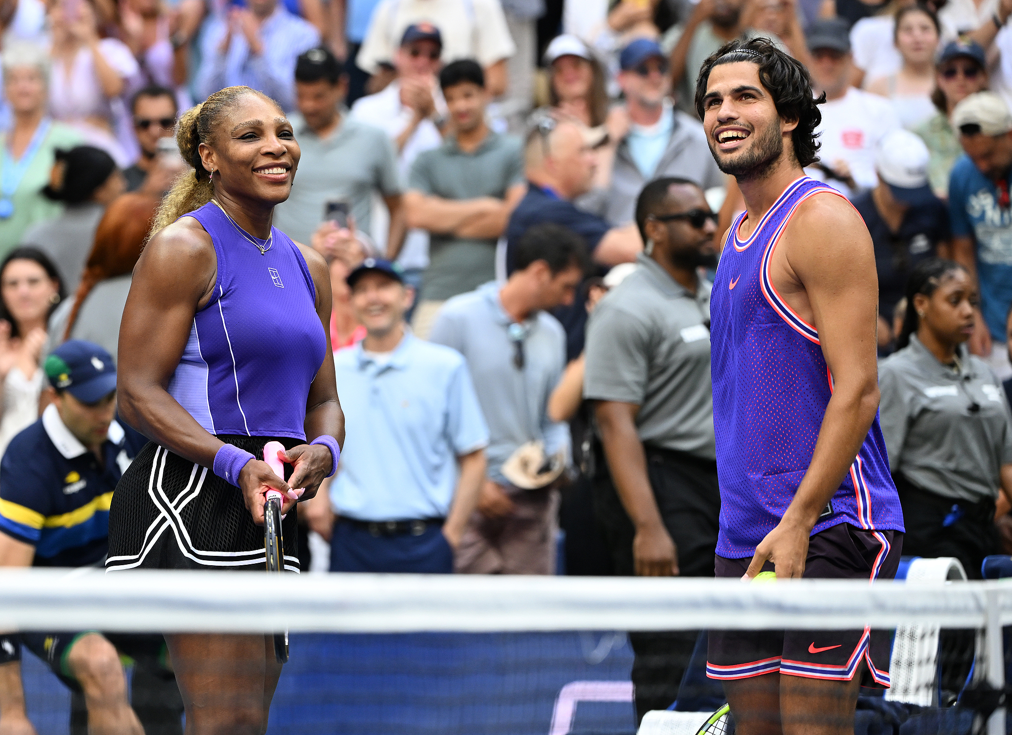 The USA's Serena Williams (L) and Spain's Carlos Alcaraz celebrate after beating New Zealand's Emma Routliffe and Great Britain's Lloyd Glasspool in a mixed doubles round of 16 match at the US Open in Queens, New York, USA, August 25, 2026. /VCG