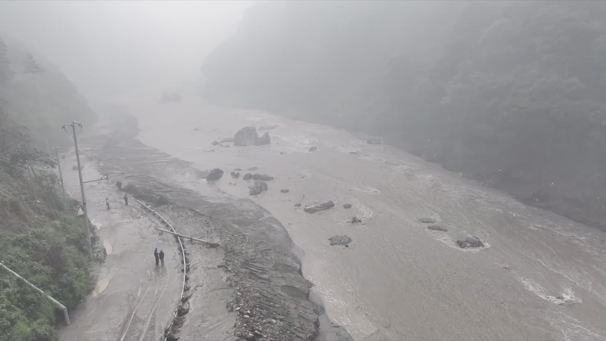 Xi orders all-out rescue after mudslide hits border port in Xizang