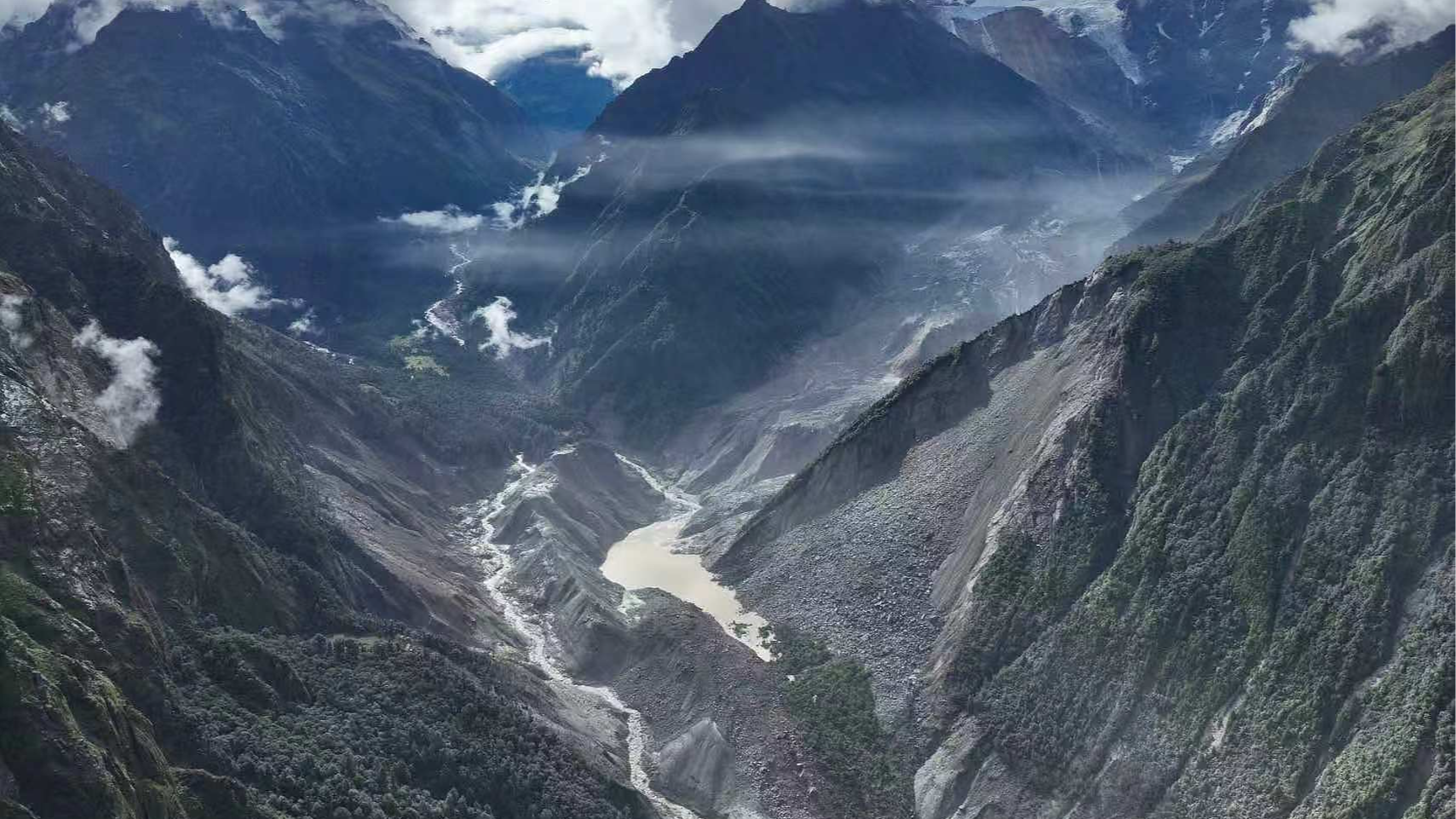 A landslide dam is found blocking the waterway toward Gyirong Port in southwest China's Xizang Autonomous Region, August 27, 2026. /VCG