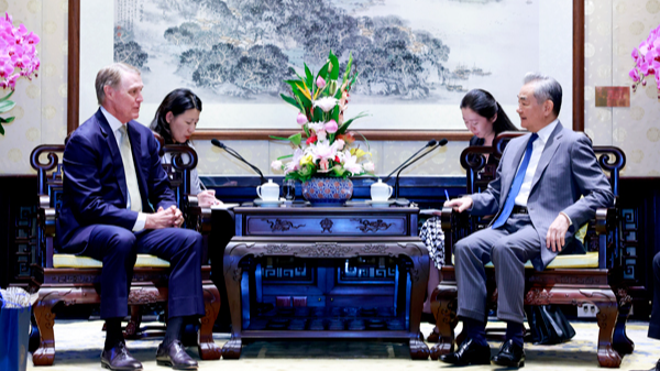 Chinese foreign minister meets US ambassador to China in Beijing
