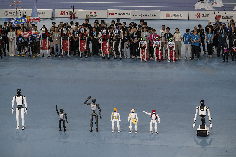 Humanoid robots wave during the closing ceremony at the 2nd World Robot Games at the National Speed Skating Oval in Beijing, China, August 2026. /VCG