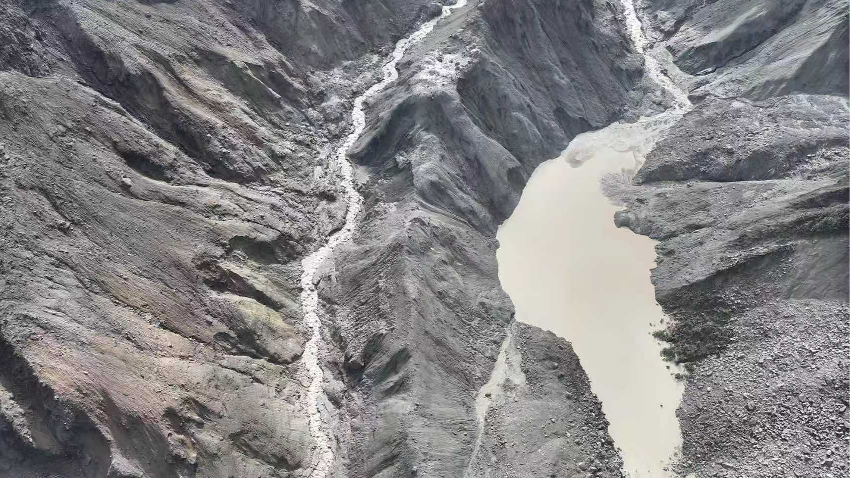 A barrier lake formed by the mudslide complicates rescue efforts in the disaster-hit area near Gyirong Port, Xizang Autonomous Region, August 27, 2026. /VCG