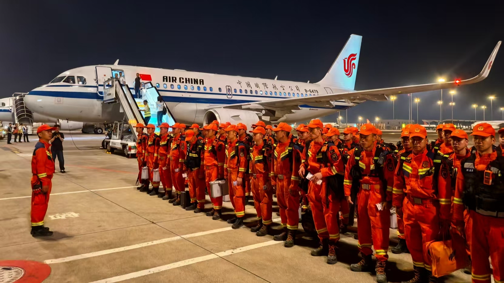 Members of a Chinese rescue team board a plane to southwest China's Xizang Autonomous Region, to assist with rescue efforts following the mudslide disaster in Xigaze, August 27, 2026. /VCG
