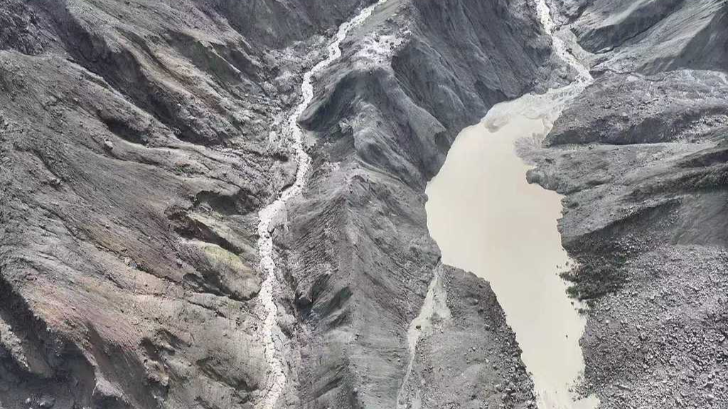A landslide dam is found blocking the waterway toward Gyirong Port in southwest China's Xizang Autonomous Region, August 27, 2026. /VCG