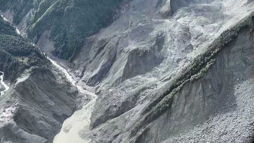 A landslide dam is found blocking the waterway toward Gyirong Port in southwest China's Xizang Autonomous Region, August 27, 2026. /VCG