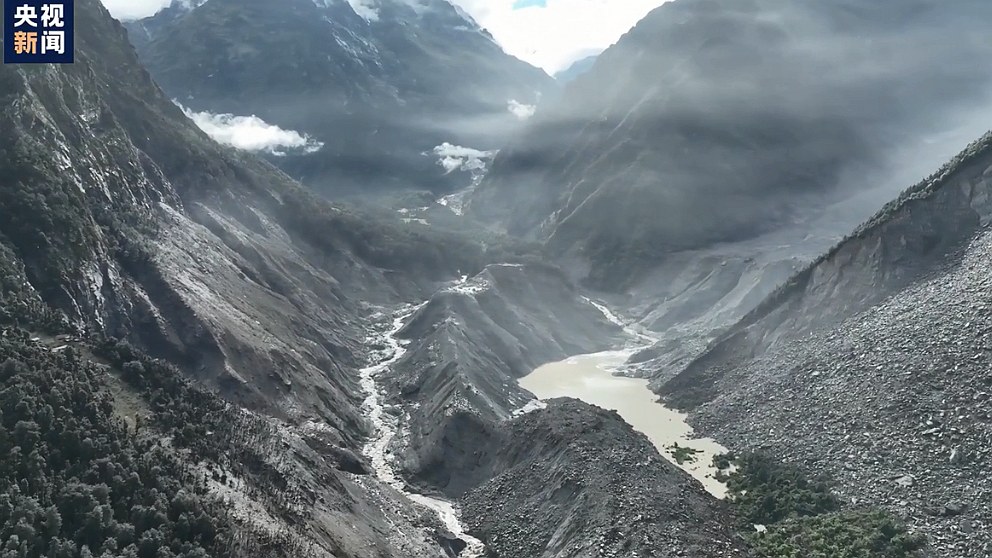 Drone footage shows the landslide-dammed lake near Gyirong Port, Xigaze City, southwest China's Xizang Autonomous Region, August 27, 2026. /CMG