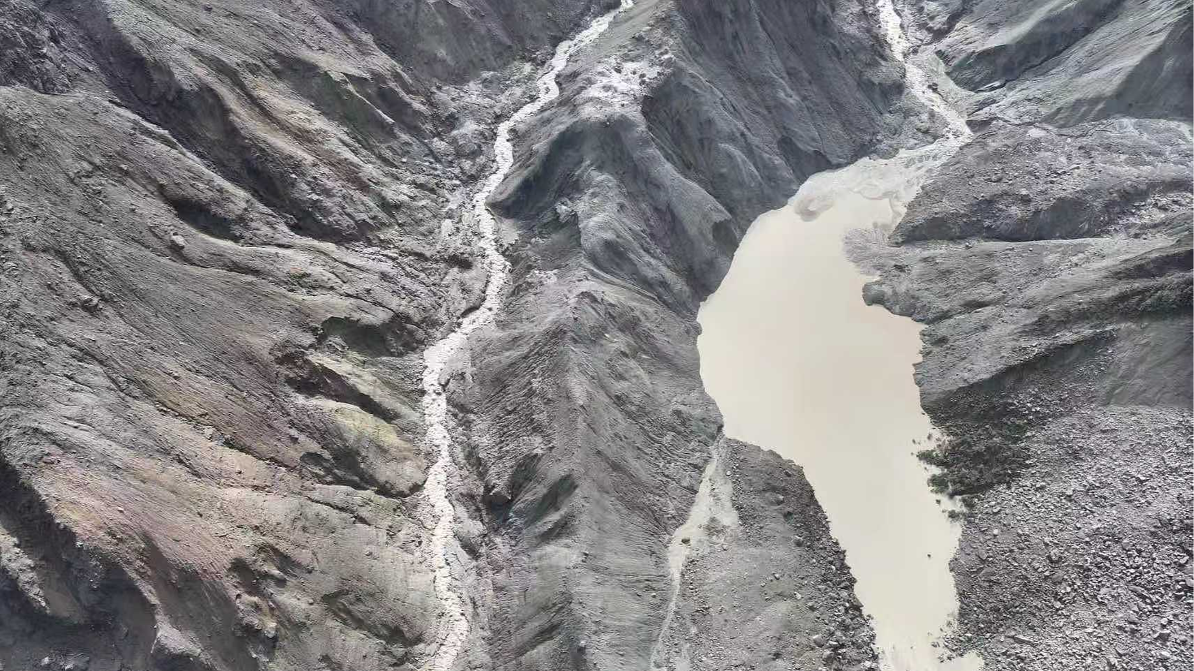 A blockage caused by a barrier lake spotted near the Gyirong border port in southwest China's Xizang Autonomous Region, August 27, 2026. /VCG
