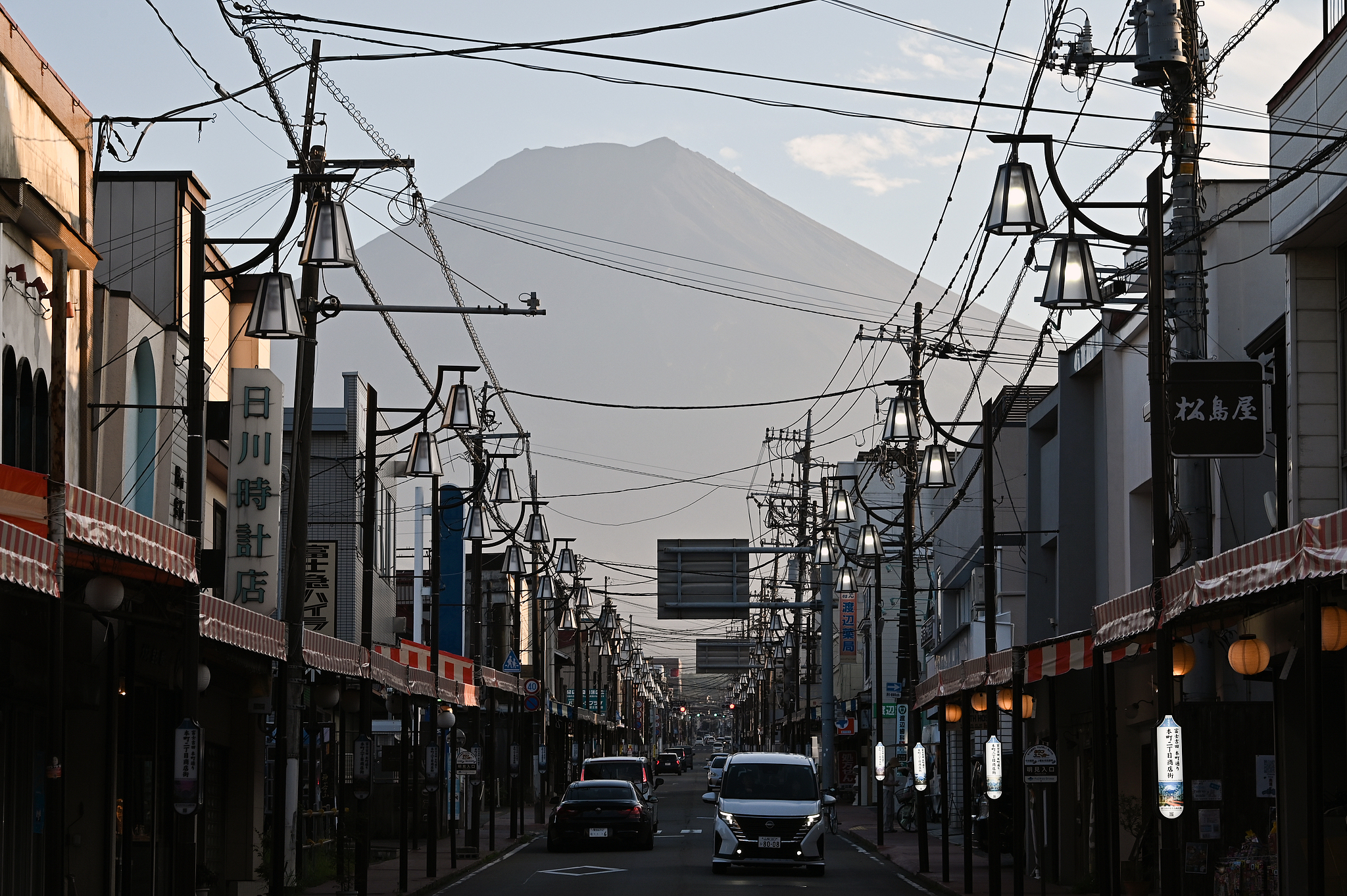 Mount Fuji seen from a shopping street in Fujiyoshida, Yamanashi Prefecture, Japan, August 25, 2026. /VCG