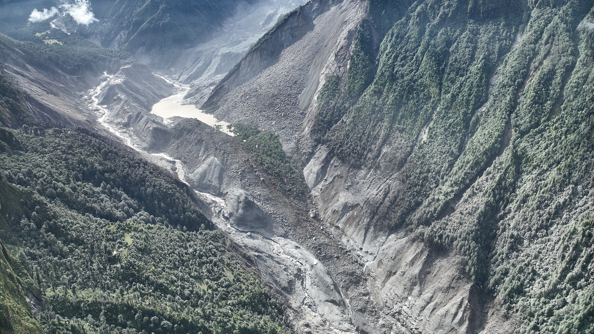 A barrier lake formed by the mudslide complicates rescue efforts in the disaster-hit area near Gyirong Port, Xizang Autonomous Region, August 27, 2026. /VCG