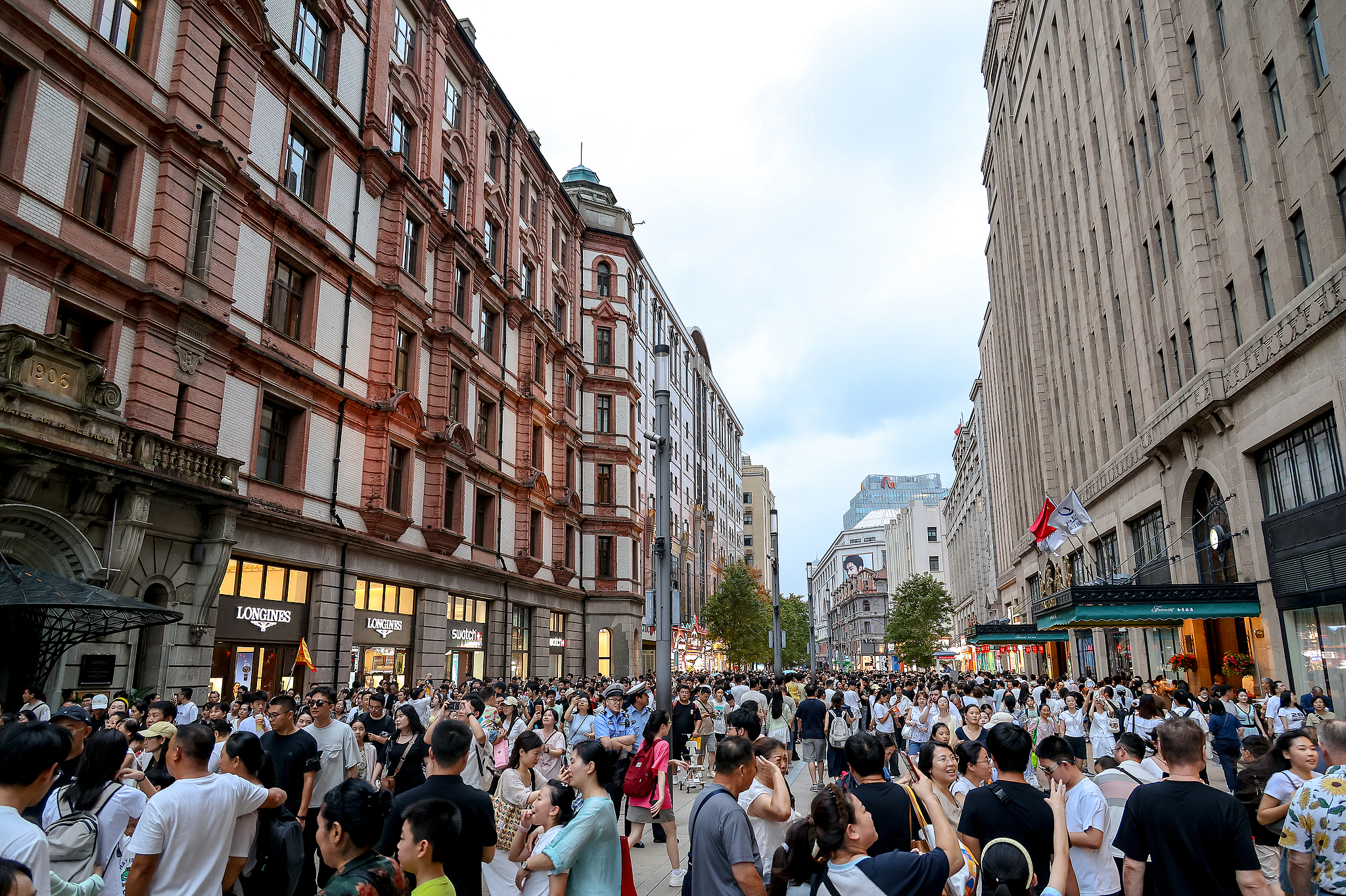 Shanghai's Nanjing Road Pedestrian Street is crowded with visitors, June 20, 2026./ VCG