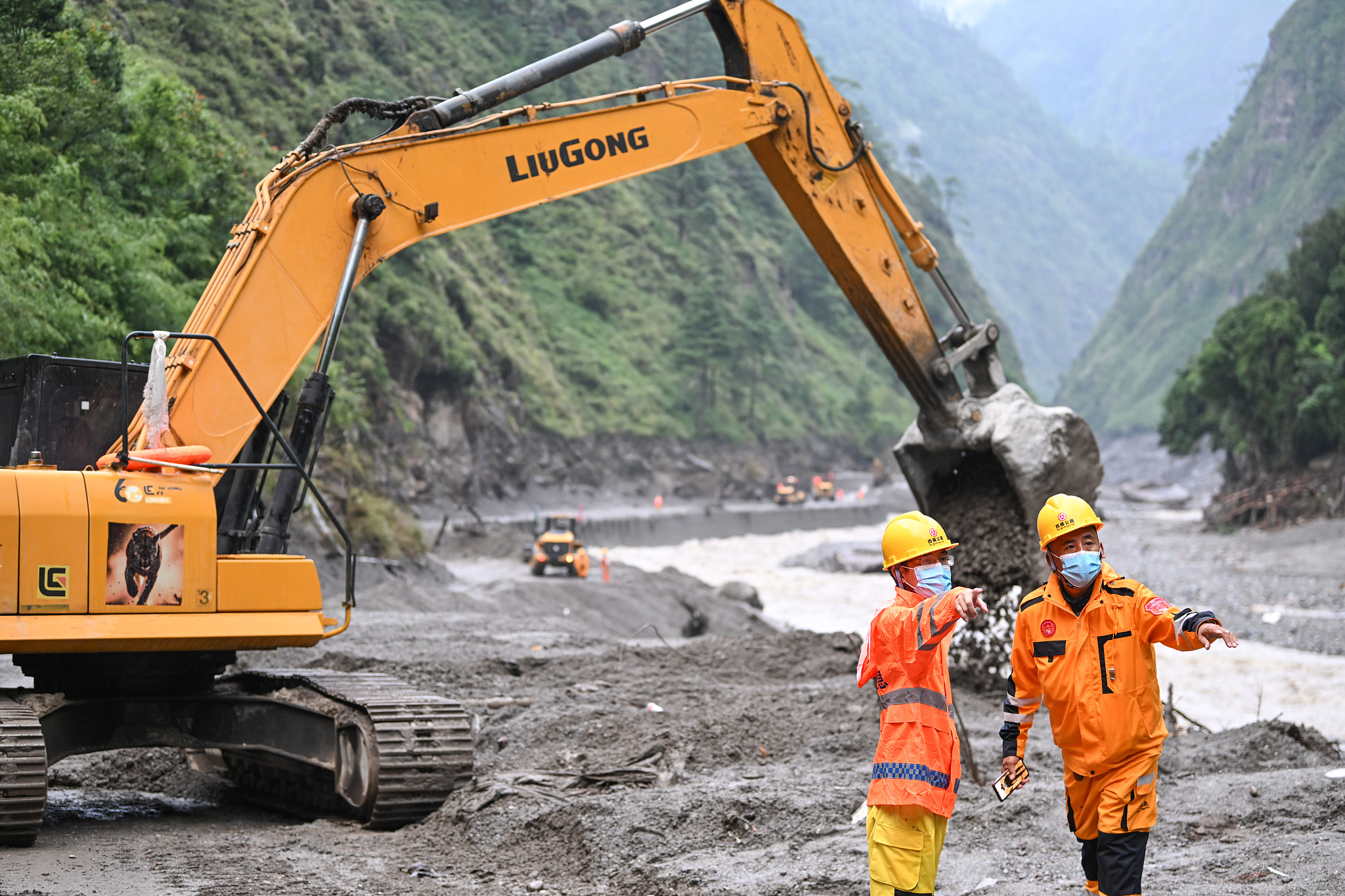Excavators, loaders and other heavy machinery work to clear debris and restore access along a disaster-hit road in Gyirong County, August 28, 2026. /VCG