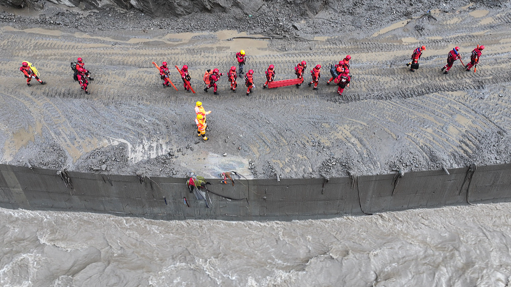 Firefighters and rescue personnel head to carry out search and rescue operations at Gyirong Port in Gyirong, southwest China's Xizang Autonomous Region, August 28, 2026. /VCG