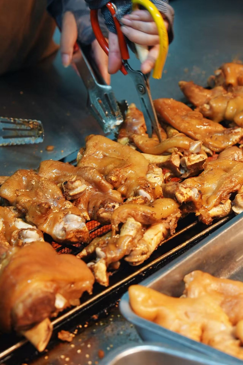 Gongting Road night market comes alive with sizzling grills. /CGTN