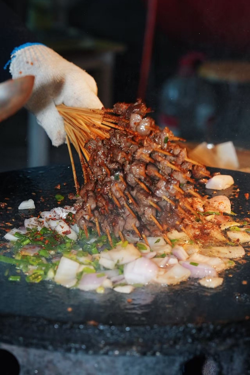 Gongting Road night market comes alive with sizzling grills. /CGTN