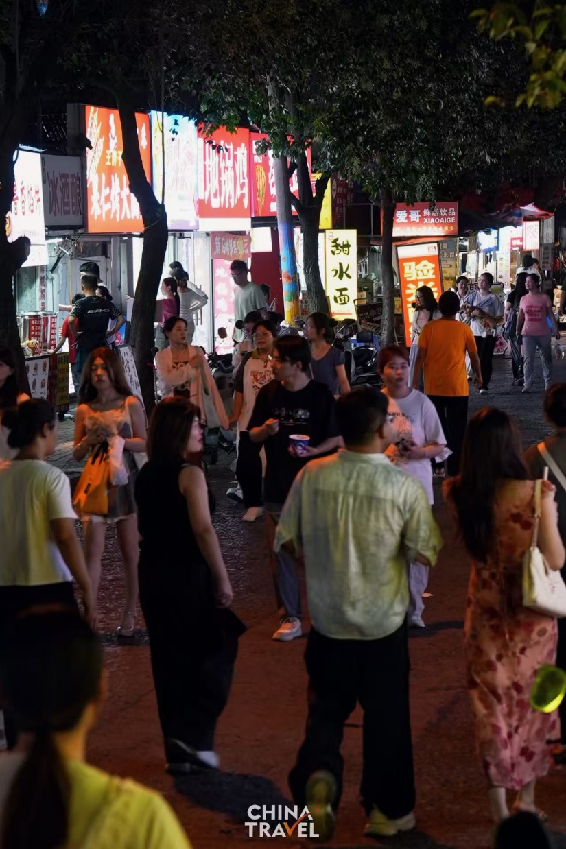 Gongting Road night market comes alive with bustling crowds. /CGTN