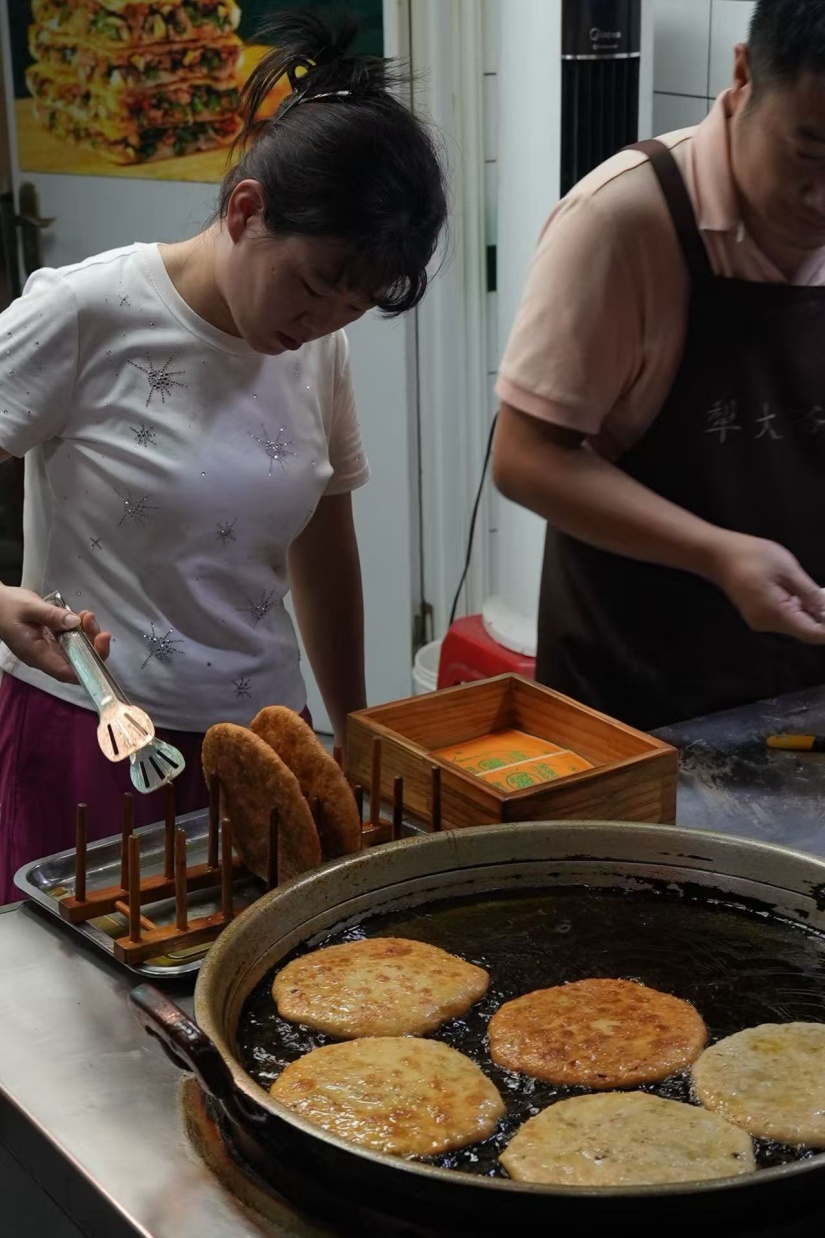 Gongting Road night market comes alive with sizzling grills. /CGTN