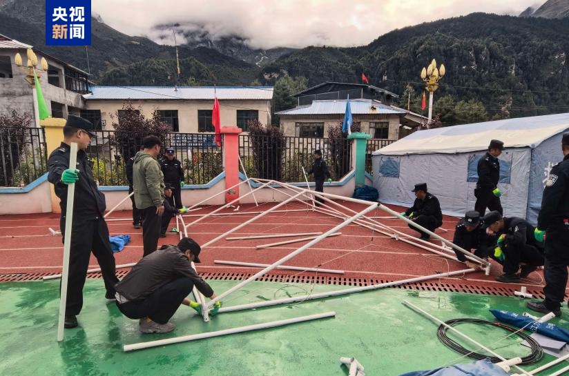 Officers of the Public Security Bureau of Gyirong County set up tents for affected people in Gyirong County, Xigaze City, southwest China's Xizang Autonomous Region. /CMG
