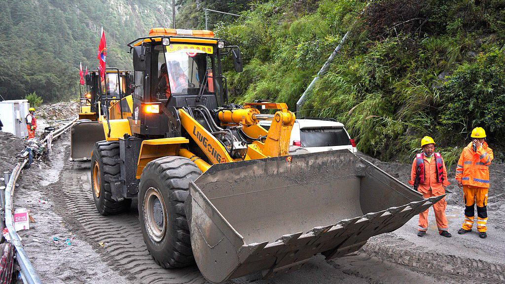 Multiple forces mobilize for relief in mudslide-hit Gyirong
